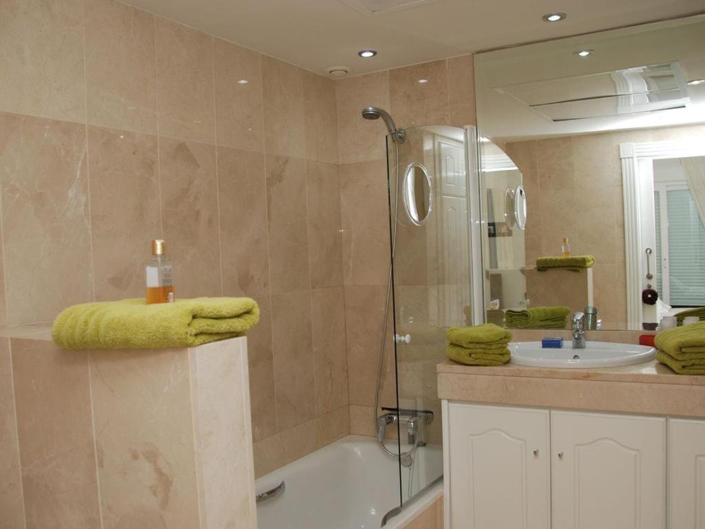 D12 Espectacular Y Moderno Apartamento En Primera Linea - Estepona - Sinfonia Del Mar المظهر الخارجي الصورة